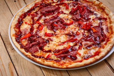 Pastırmalı sıcak pizza ve mozzarella soslu salam.