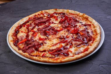 Pastırmalı sıcak pizza ve mozzarella soslu salam.