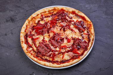 Pastırmalı sıcak pizza ve mozzarella soslu salam.