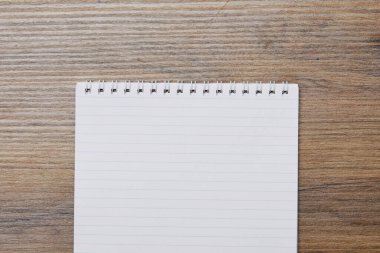 defter ahşap masada, yakın görünüm