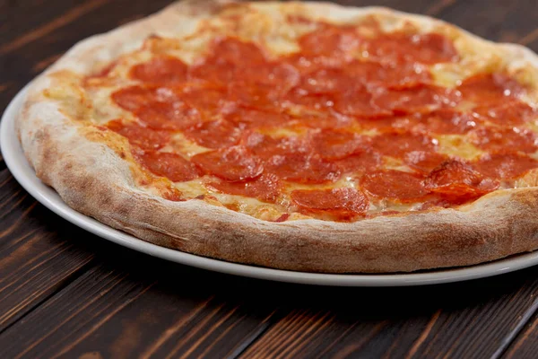 Hete Smakelijke Pizza Houten Achtergrond — Stockfoto