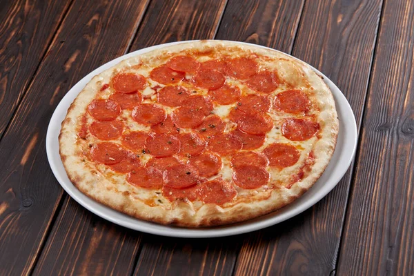 Heiße Leckere Pizza Auf Holzboden — Stockfoto