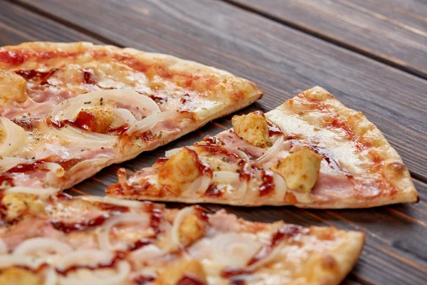 Horké Chutné Pizzy Dřevěném Pozadí — Stock fotografie