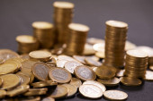 Euromince naskládané na stole. Koncept peněz