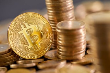 Bitcoinler farklı pozisyonlarda birbirinin üzerine yığılmış. Para kavramı