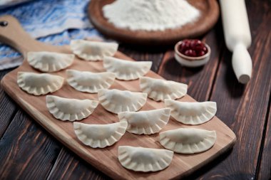 Tahta kesme tahtasında kirazlı çiğ hamur tatlısı, yakın görüş. 