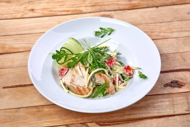 Beyaz tabakta taze sebzeli ızgara tavuk, yakın görüş. 