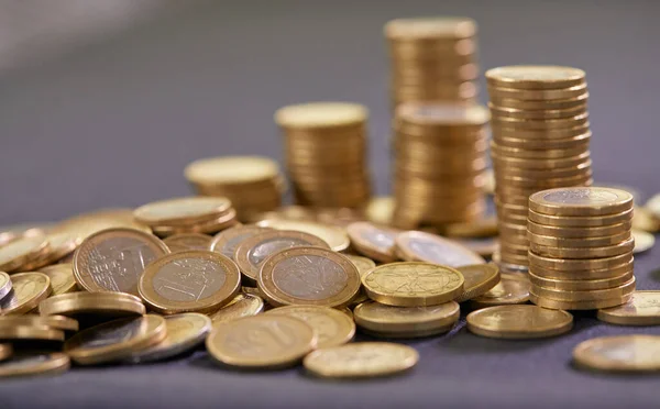 Euro Münzen Gestapelt Auf Dem Tisch Geldkonzept — Stockfoto