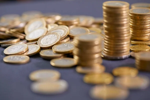 ユーロ硬貨がテーブルの上に積み上げられた 貨幣概念 — ストック写真