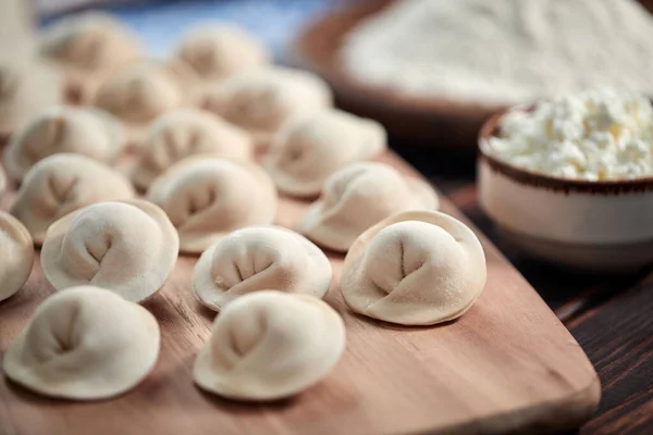 Bolinhos Crus Com Queijo Cottage Placa Corte Madeira Vista Próxima — Fotografia de Stock