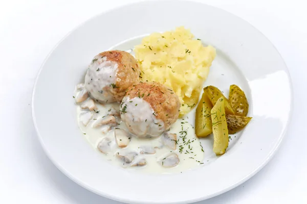 Gehaktballen Met Aardappelpuree Saus Witte Plaat Van Dichtbij Bekeken — Stockfoto