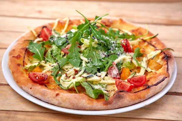 Pizza Met Verse Groenten Houten Achtergrond — Stockfoto