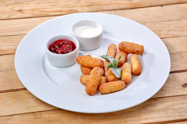 Bastoncini Crema Formaggio Con Salse Piatto Bianco Vista Vicino — Foto Stock