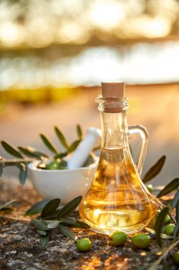 Yağ konmuş; zeytin dalı da yemyeşildir. 