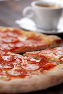 Ahşap arka planda lezzetli bir pizza, yakın görüş.   