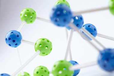 Beyaz arkaplanda izole edilmiş moleküler yapının parlak figürü, yakın plan 