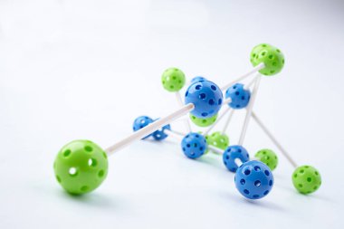 Beyaz arkaplanda izole edilmiş moleküler yapının parlak figürü, yakın plan 