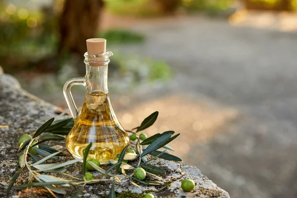 Olijfolie Fles Tak Van Groene Olijven Van Dichtbij Bekeken — Stockfoto