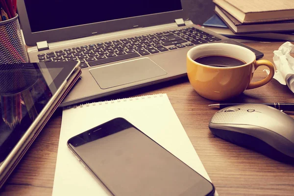 Mesa Oficina Con Taza Café Portátil Con Ordenador Portátil Teléfono —  Fotos de Stock