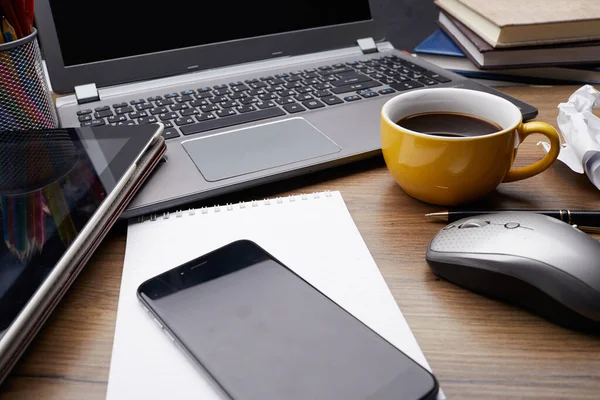 Mesa Oficina Con Taza Café Portátil Con Ordenador Portátil Teléfono —  Fotos de Stock