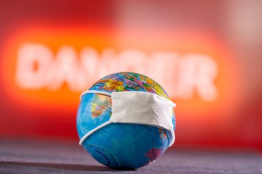  Cerrahi Yüz Maskesi ve Küre modeli. Coronavirus Konsepti.