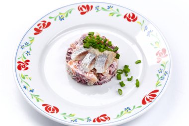 Beyaz tabakta ringa salatası, yakın görüş. 