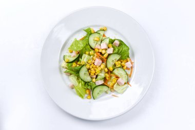 Beyaz tabakta jambonlu salata, yakın görüş. 