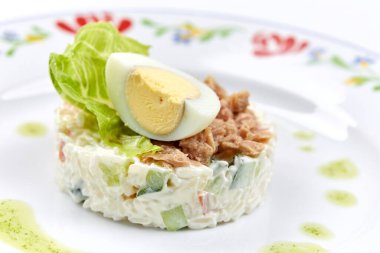 Beyaz tabakta ton balığı salatası, yakın görüş. 