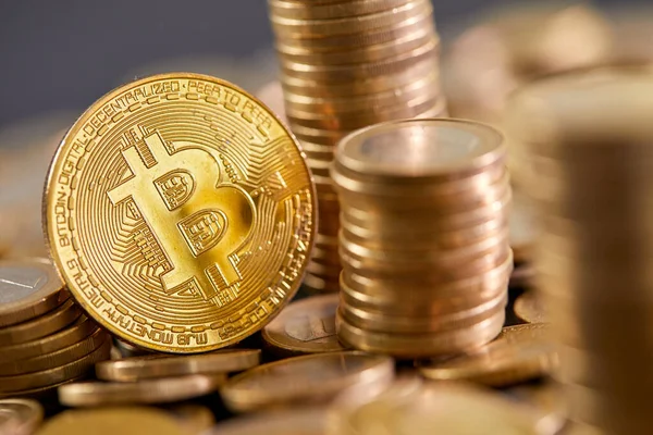 Bitcoins Empilhados Uns Nos Outros Diferentes Posições Conceito Dinheiro — Fotografia de Stock