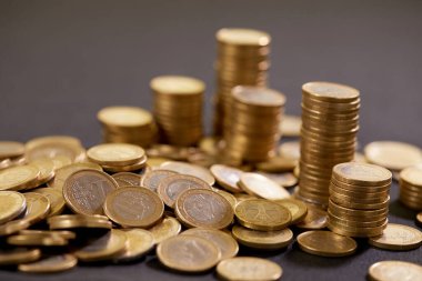 Masaya istiflenmiş Euro sikkeleri. Para kavramı