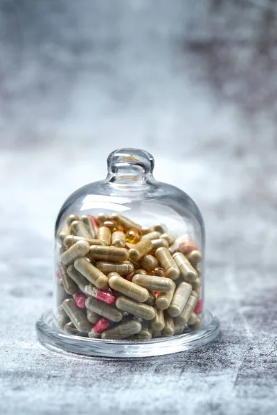 Léky Pilulky Tobolky Pod Skleněným Krytem Šedém Povrchu — Stock fotografie