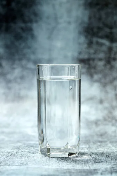 Glas Glittrande Vatten Grå Bakgrund Närbild — Stockfoto