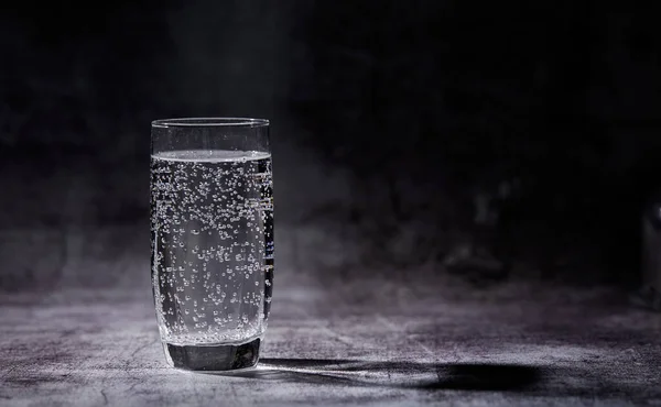 Glas Sprudelndes Wasser Auf Grauem Hintergrund Nahsicht — Stockfoto