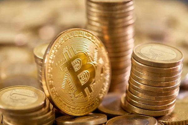 Bitcoiny Ułożone Siebie Różnych Pozycjach Koncepcja Pieniędzy — Zdjęcie stockowe