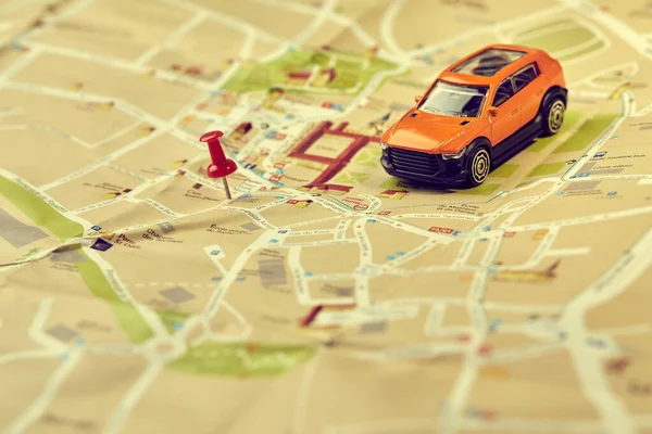 Haritadaki Küçük Oyuncak Araba Seyahat Kavramı — Stok fotoğraf