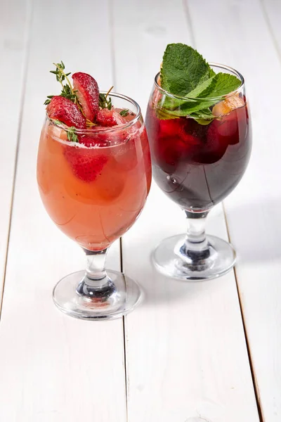 Cocktail Estivi Con Bacche Fresche Frutta Sfondo Chiaro Vista Vicino — Foto Stock