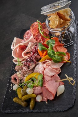 Koyu taş tahtada et aperatifleri, yakın görüş  