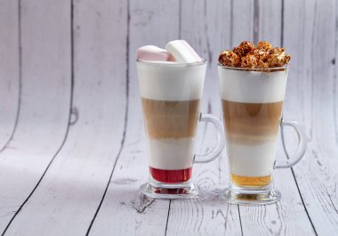 Bardakta kahve bardakları, ahşap arka plan, yakın görüş. 