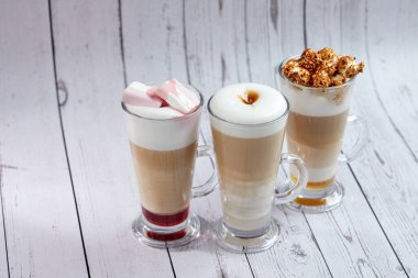 Bardakta kahve bardakları, ahşap arka plan, yakın görüş. 