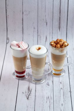 Bardakta kahve bardakları, ahşap arka plan, yakın görüş. 