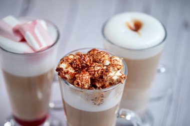 Bardakta kahve bardakları, ahşap arka plan, yakın görüş. 