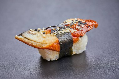 Gri arkaplanda lezzetli suşi, yakın görüş. 