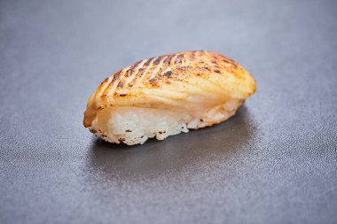 Gri arkaplanda lezzetli suşi, yakın görüş. 