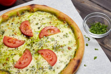 Ahşap arka planda lezzetli bir pizza, yakın görüş.   