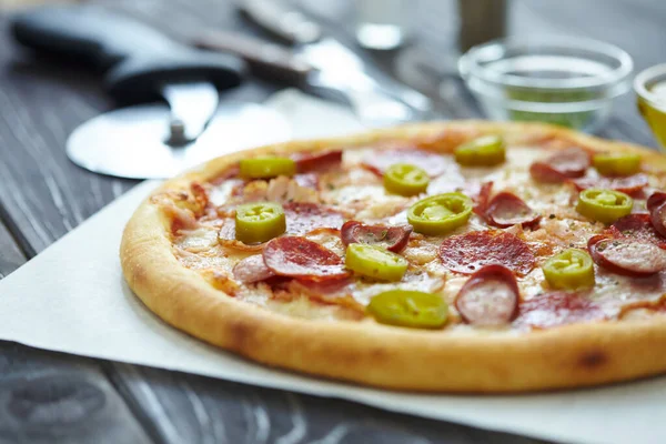 Lekkere Pizza Houten Achtergrond Dichtbij Uitzicht — Stockfoto