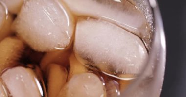 Kola ve buz dolu cam, yakın görüş.   