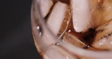 Kola ve buz dolu cam, yakın görüş.   