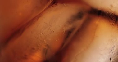 Kola ve buz dolu cam, yakın görüş.   