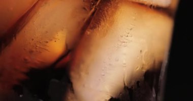 Kola ve buz dolu cam, yakın görüş.   