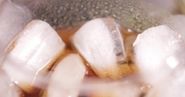 Kola ve buz dolu cam, yakın görüş.   